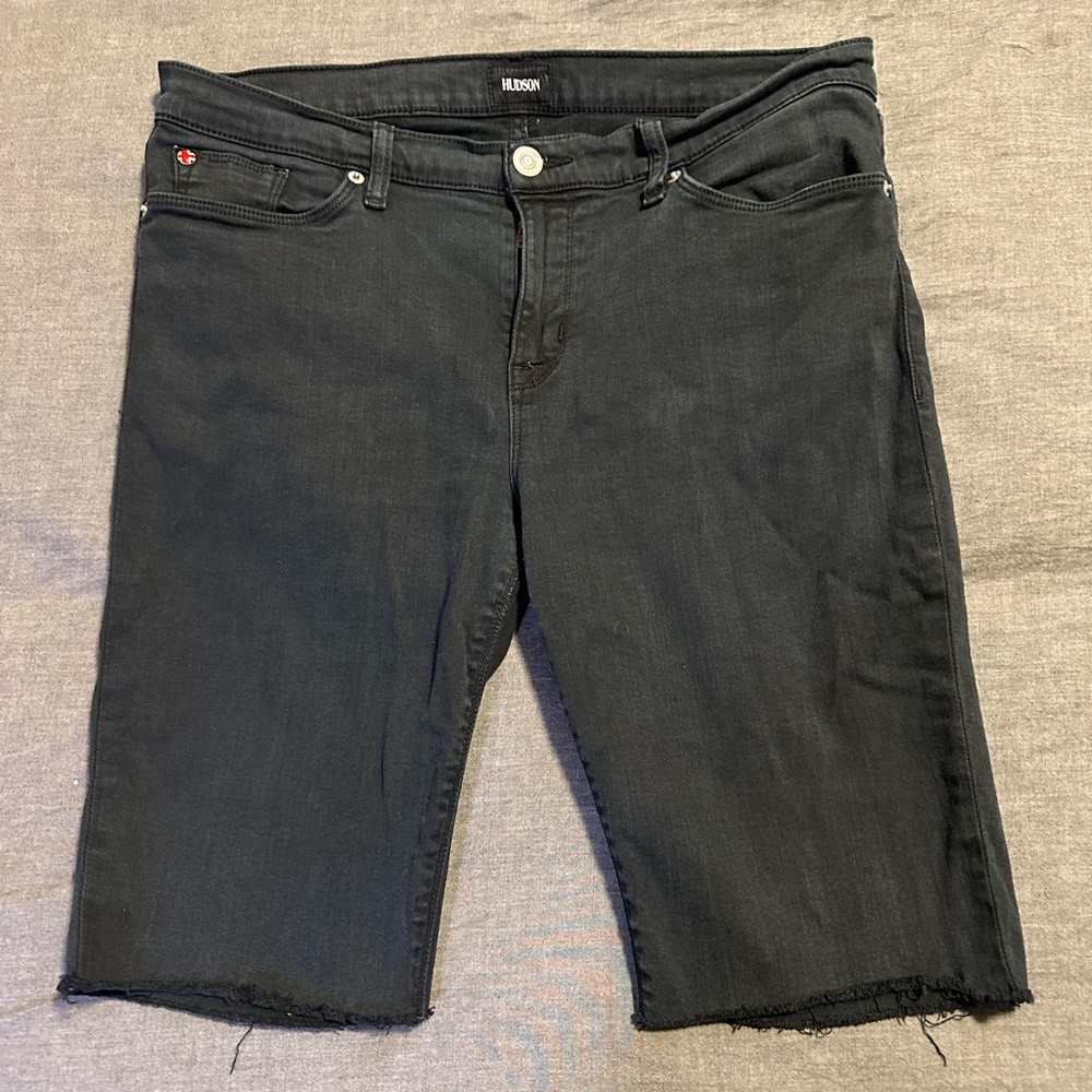 HUDSON Women's Amelia Mid Rise Knee Short

Please see measurements tight 32